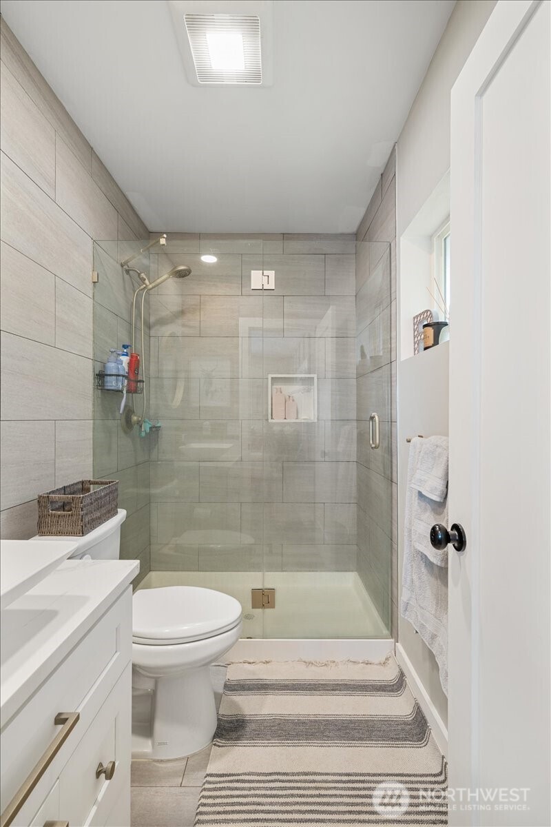 26709 Entwhistle Road East Buckley, WA 98321 - Photo 22 of 40 a bathroom with a shower a toilet and a sink