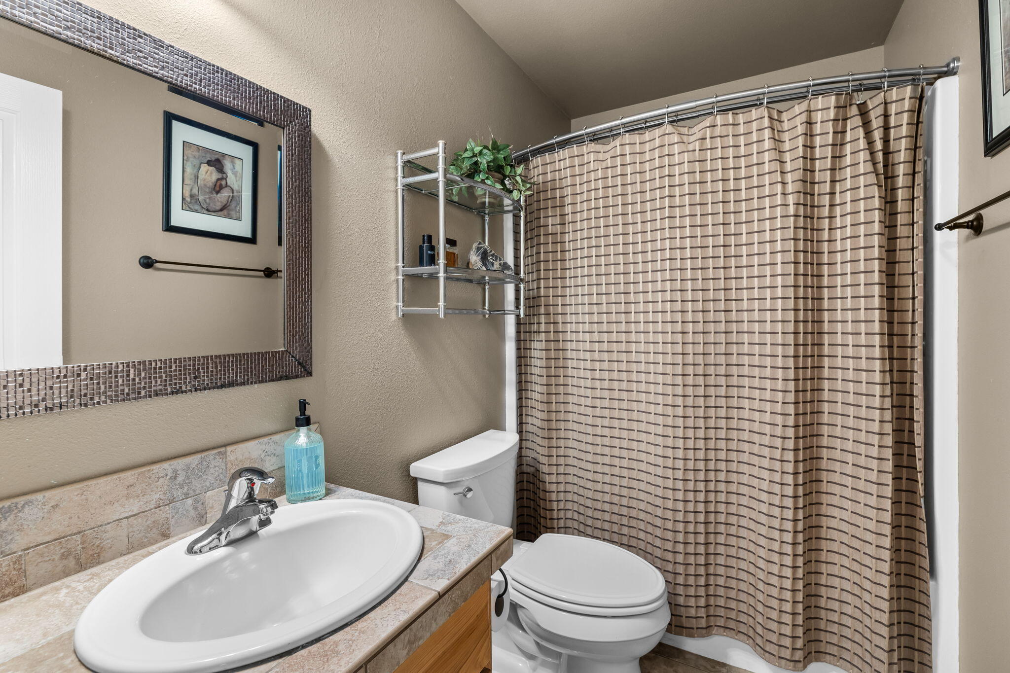 17085 Oxnard Road Bend, OR 97707 - Photo 12 of 25 Upstairs bathroom 2