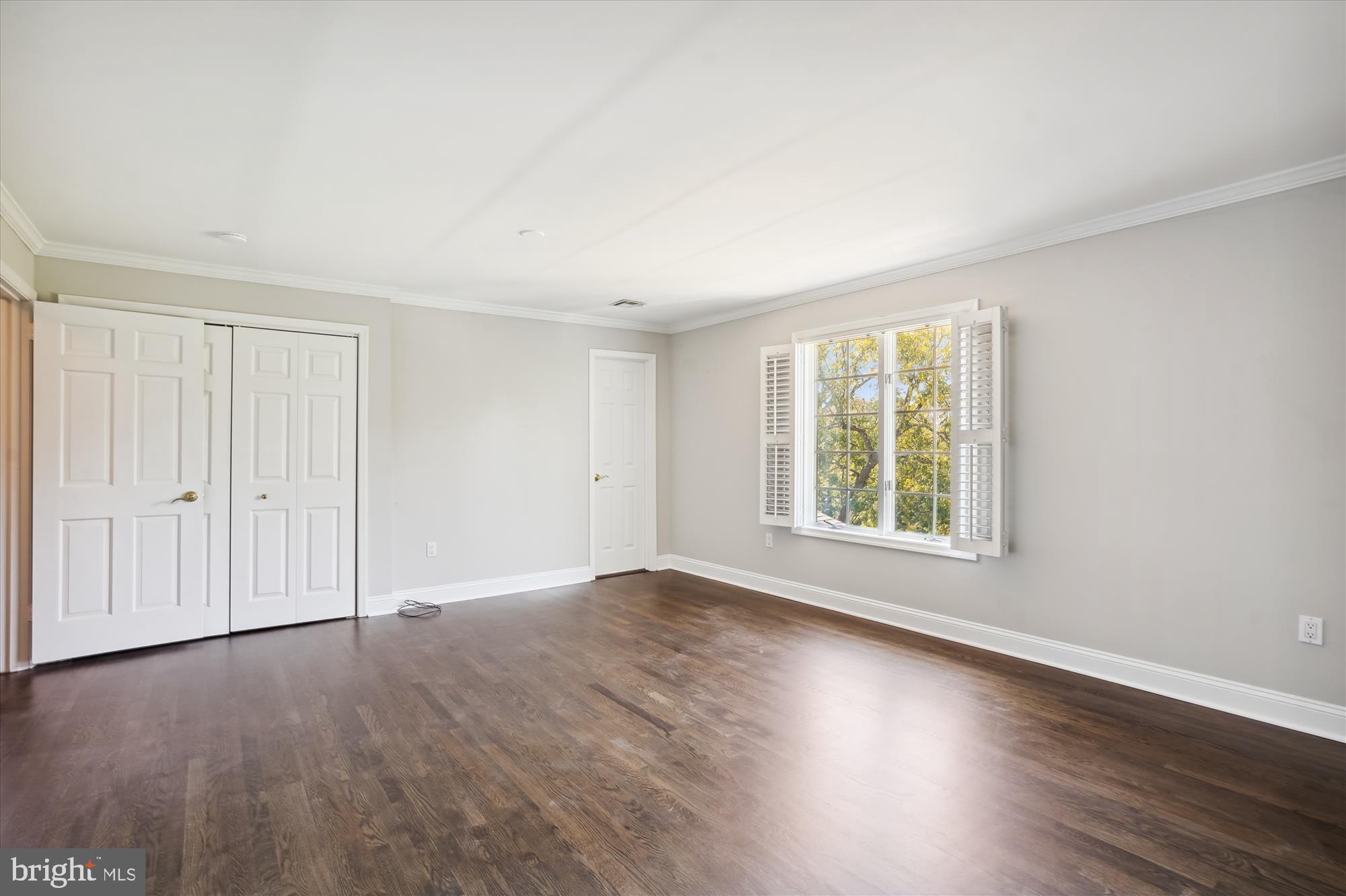646 Seneca Road Great Falls, VA 22066 - Photo 20 of 52 Upstairs primary bedroom with natural light.