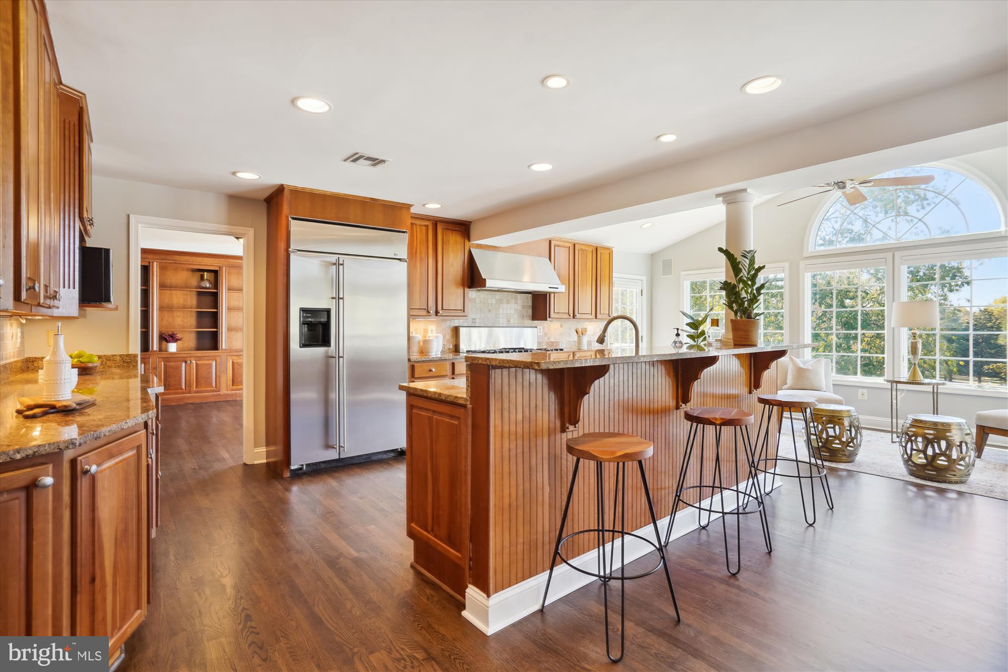 646 Seneca Road Great Falls, VA 22066 - Photo 5 of 52 Open floorpan with counter breakfast area.