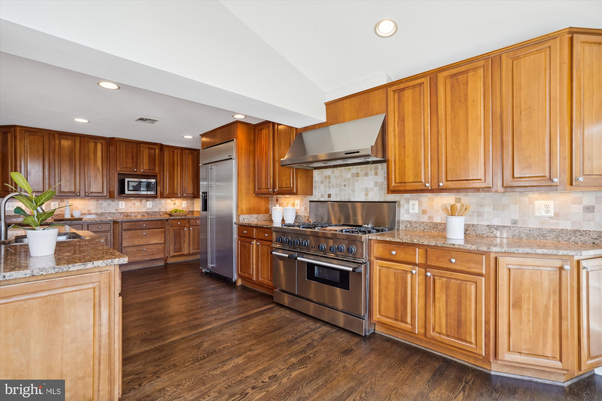 646 Seneca Road Great Falls, VA 22066 - Photo 6 of 52 Beautiful upgraded kitchen & appliances.