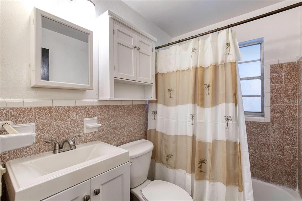 815 8th Street Daytona Beach, FL 32117 - Photo 18 of 50 a bathroom with a sink toilet and shower