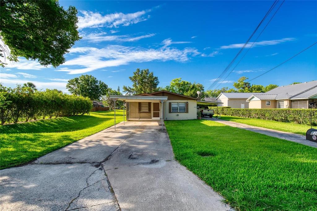 815 8th Street Daytona Beach, FL 32117 - Photo 2 of 50 a front view of a house with a garden