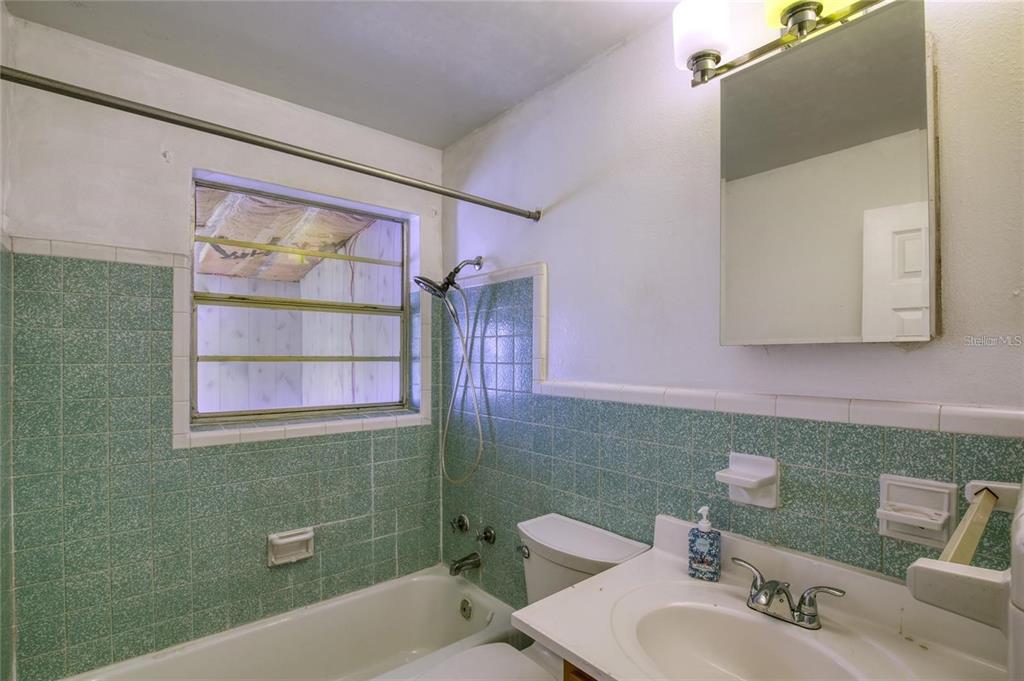 815 8th Street Daytona Beach, FL 32117 - Photo 31 of 50 a bathroom with a sink mirror and a bathtub