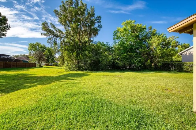 a view of a house with backyard and a garden