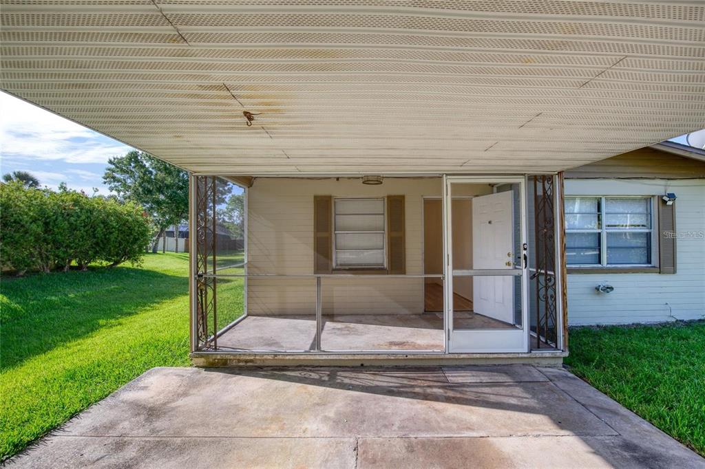 815 8th Street Daytona Beach, FL 32117 - Photo 4 of 50 a front view of a house with a garden