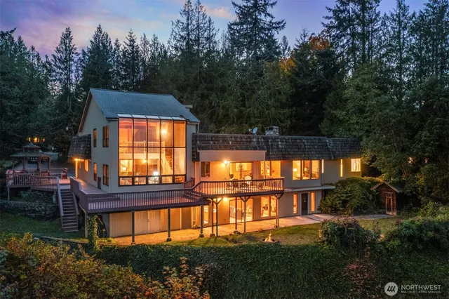 a view of a house with backyard and sitting area