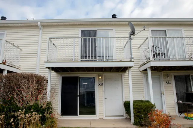 $180,000 | 363 Meadow Green Lane, Unit 363, Round Lake Beach, IL 60073