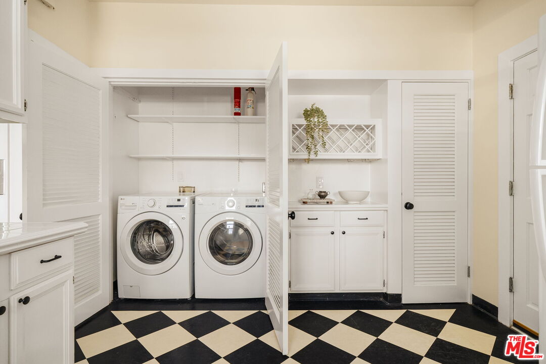 1667 Allen Avenue Pasadena, CA 91104 - Photo 13 of 50 a utility room with dryer and washer