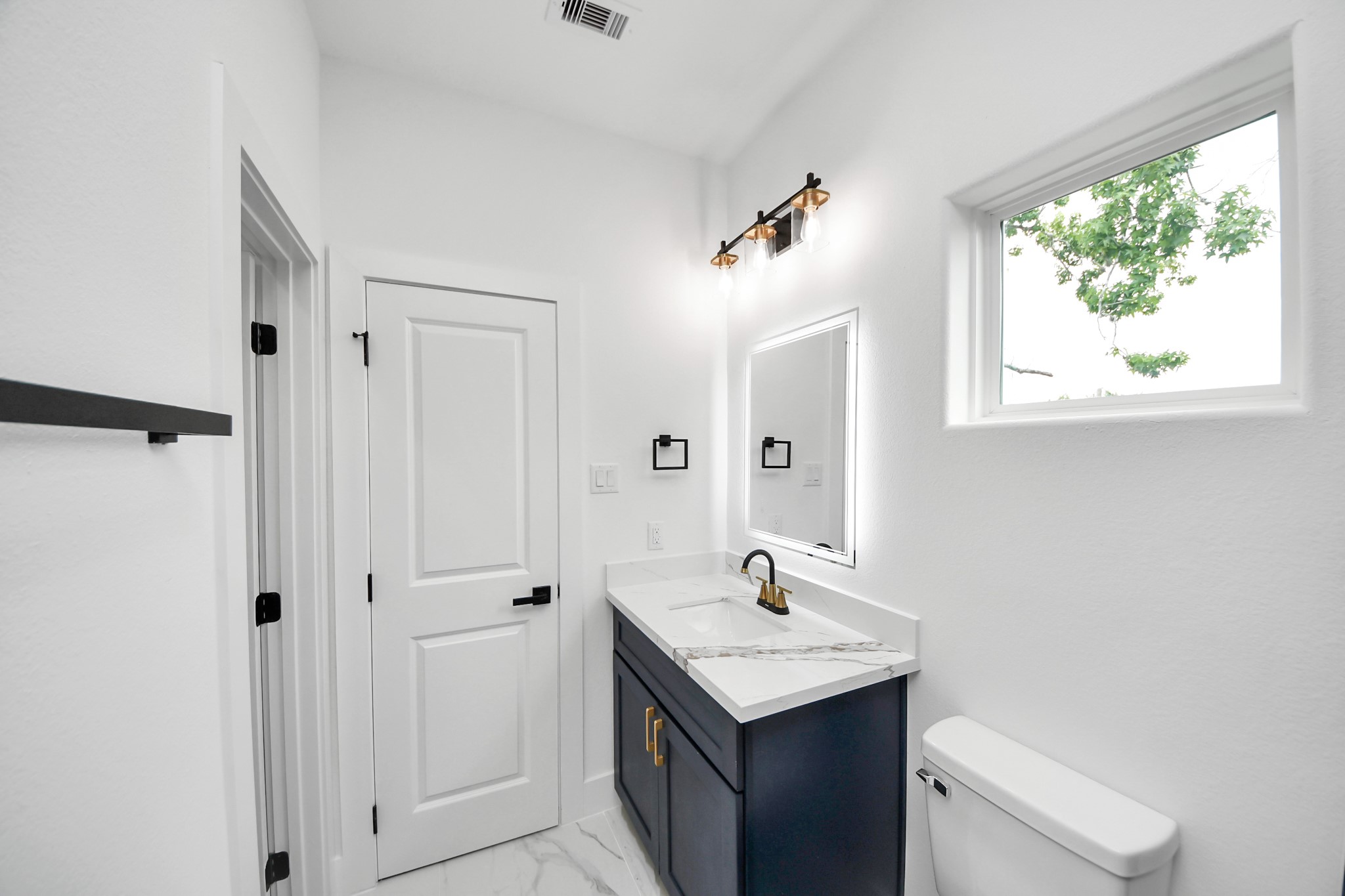 6629 Foster Street Houston, TX 77021 - Photo 22 of 33 Second view of secondary bedroom on suite. Convenient secondary bathroom with modern vanity and clean design.