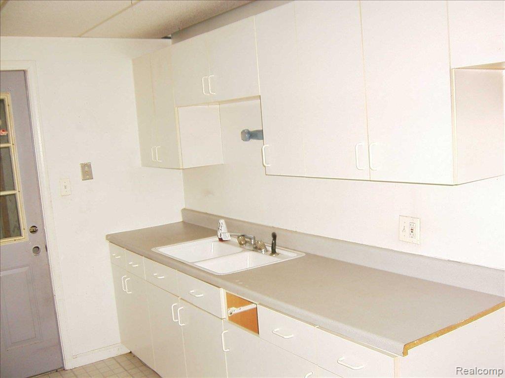 19918 Inkster Road Redford, MI 48240 - Photo 6 of 9 261-875806-kitchen