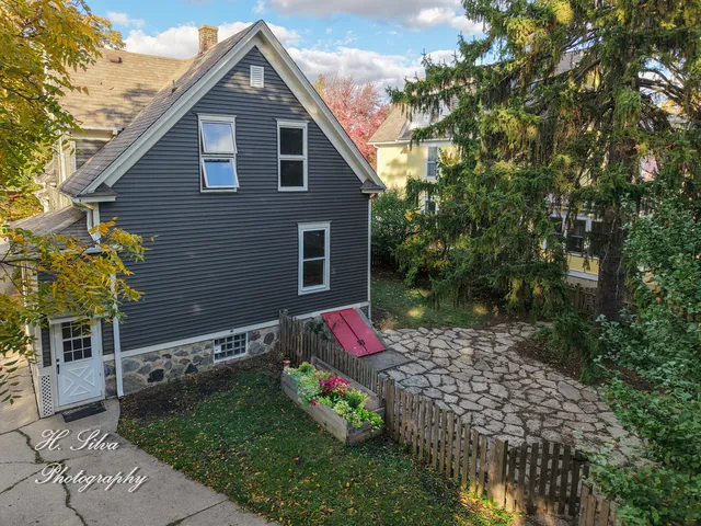 a view of a yard in front of house