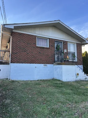 a front view of house with yard and garage