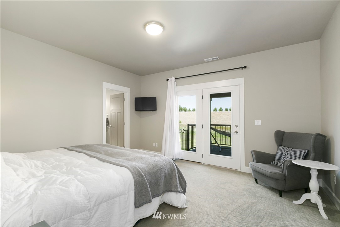 11301 Stump Road Yakima, WA 98908 - Photo 17 of 24 a spacious bedroom with a bed and a couch