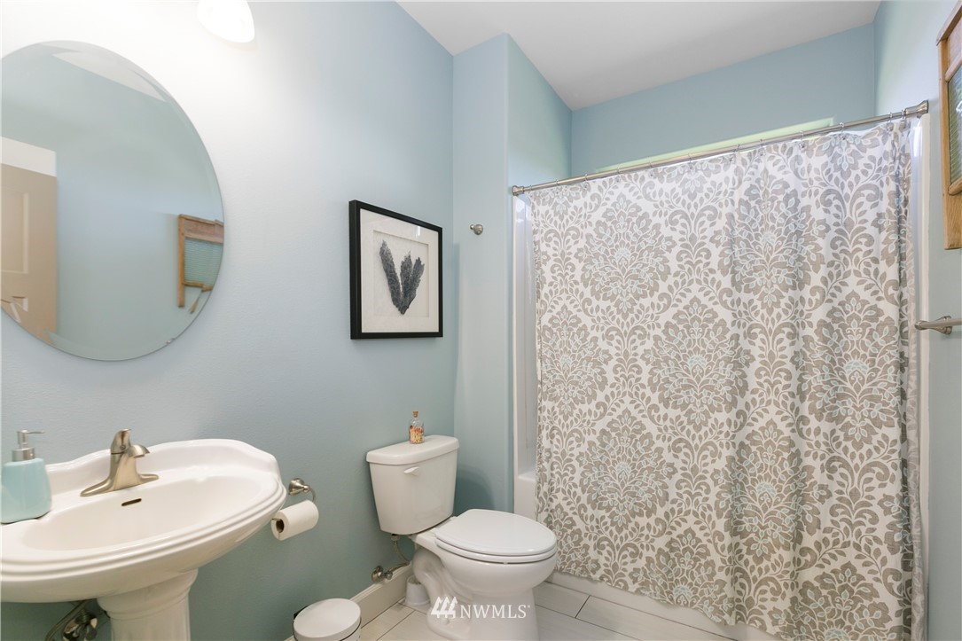 11301 Stump Road Yakima, WA 98908 - Photo 20 of 24 a bathroom with a toilet sink and mirror