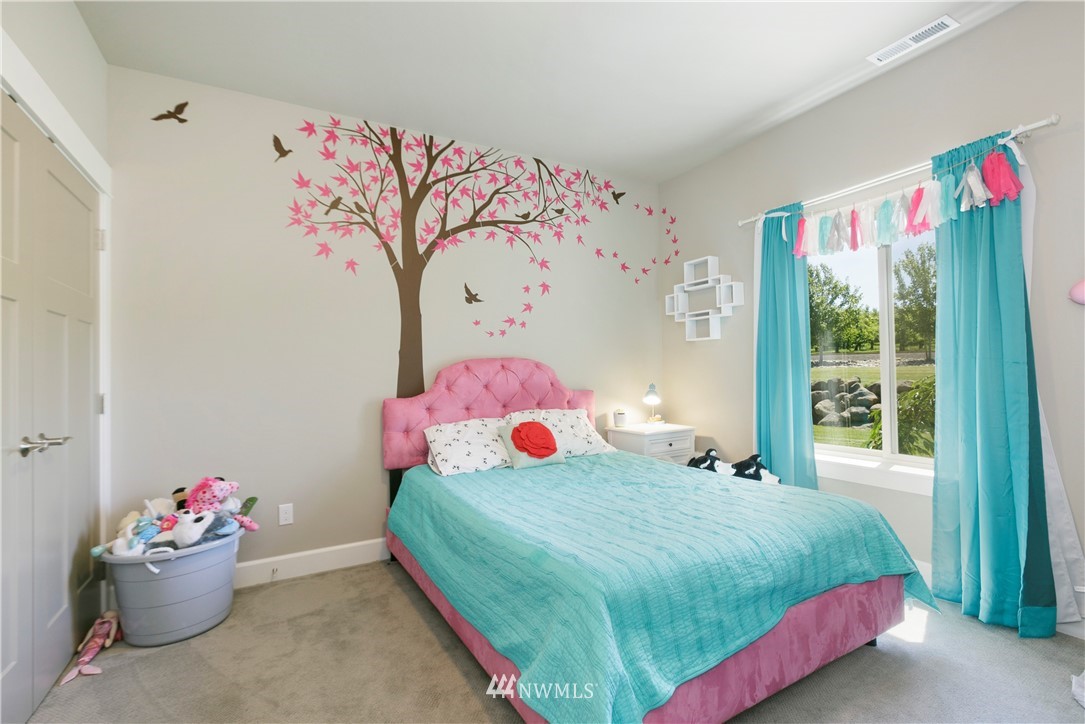 11301 Stump Road Yakima, WA 98908 - Photo 21 of 24 a bedroom with a bed and a window
