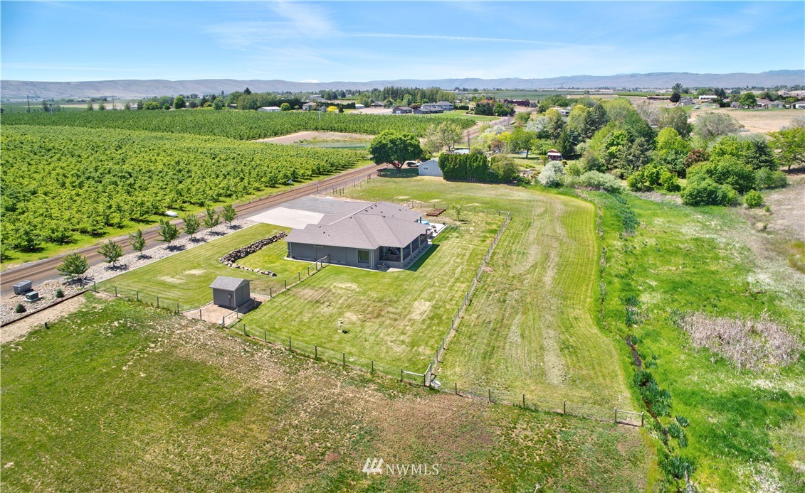 11301 Stump Road Yakima, WA 98908 - Photo 7 of 24 a view of an outdoor space and a yard