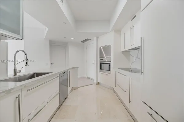 $10,900 | 450 Alton Road, Unit 906, Miami Beach, FL 33139