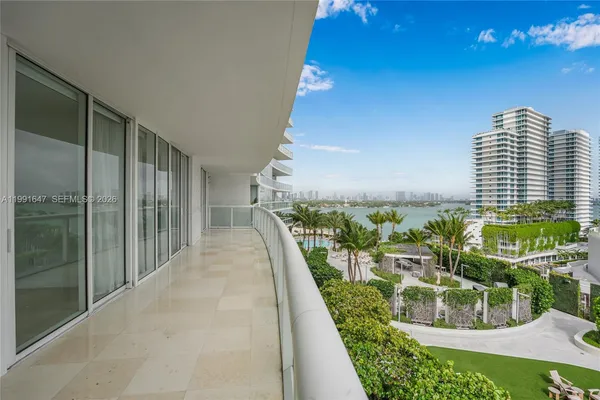$10,900 | 450 Alton Road, Unit 906, Miami Beach, FL 33139