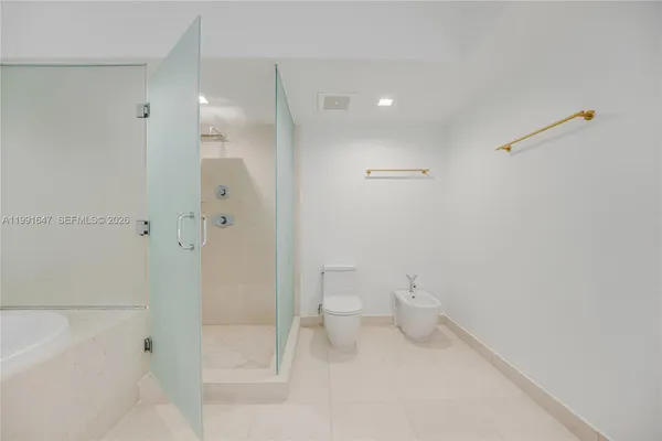 $10,900 | 450 Alton Road, Unit 906, Miami Beach, FL 33139