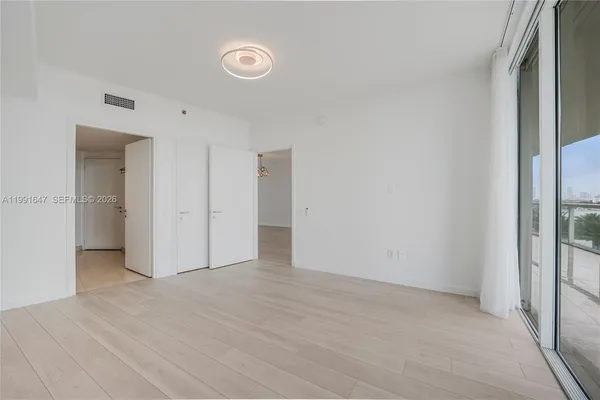 $10,900 | 450 Alton Road, Unit 906, Miami Beach, FL 33139
