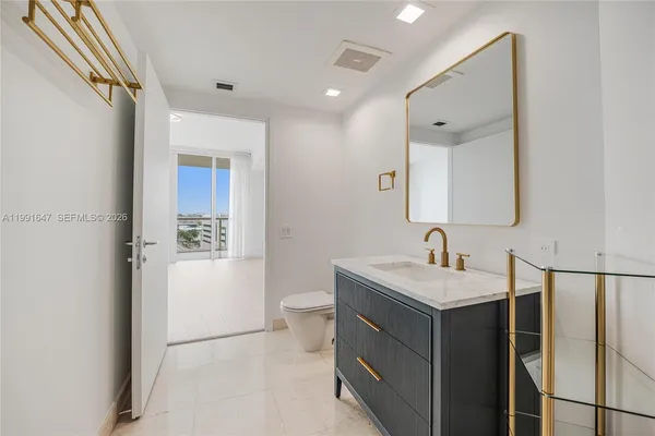 $10,900 | 450 Alton Road, Unit 906, Miami Beach, FL 33139