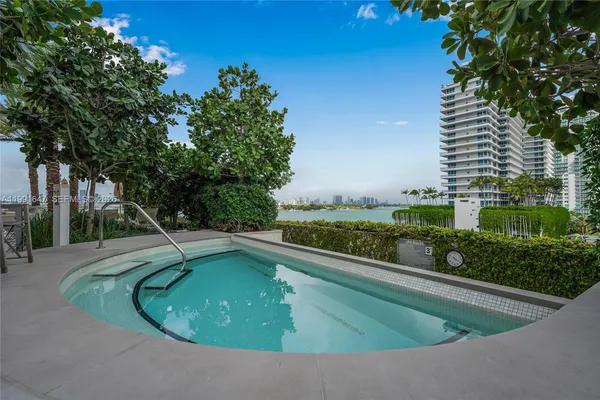 $10,900 | 450 Alton Road, Unit 906, Miami Beach, FL 33139