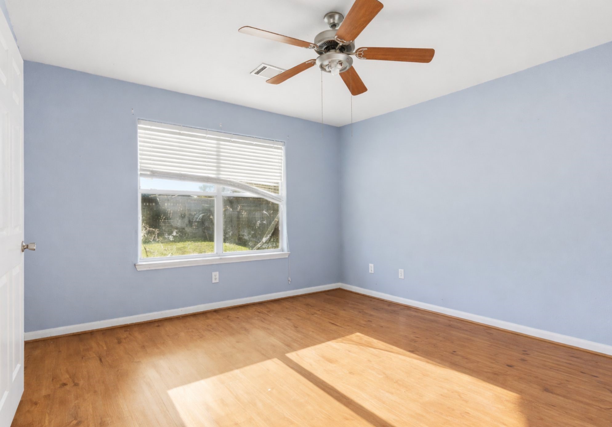 28807 Trinity River Drive Spring, TX 77386 - Photo 19 of 28 an empty room with a window and a ceiling fan