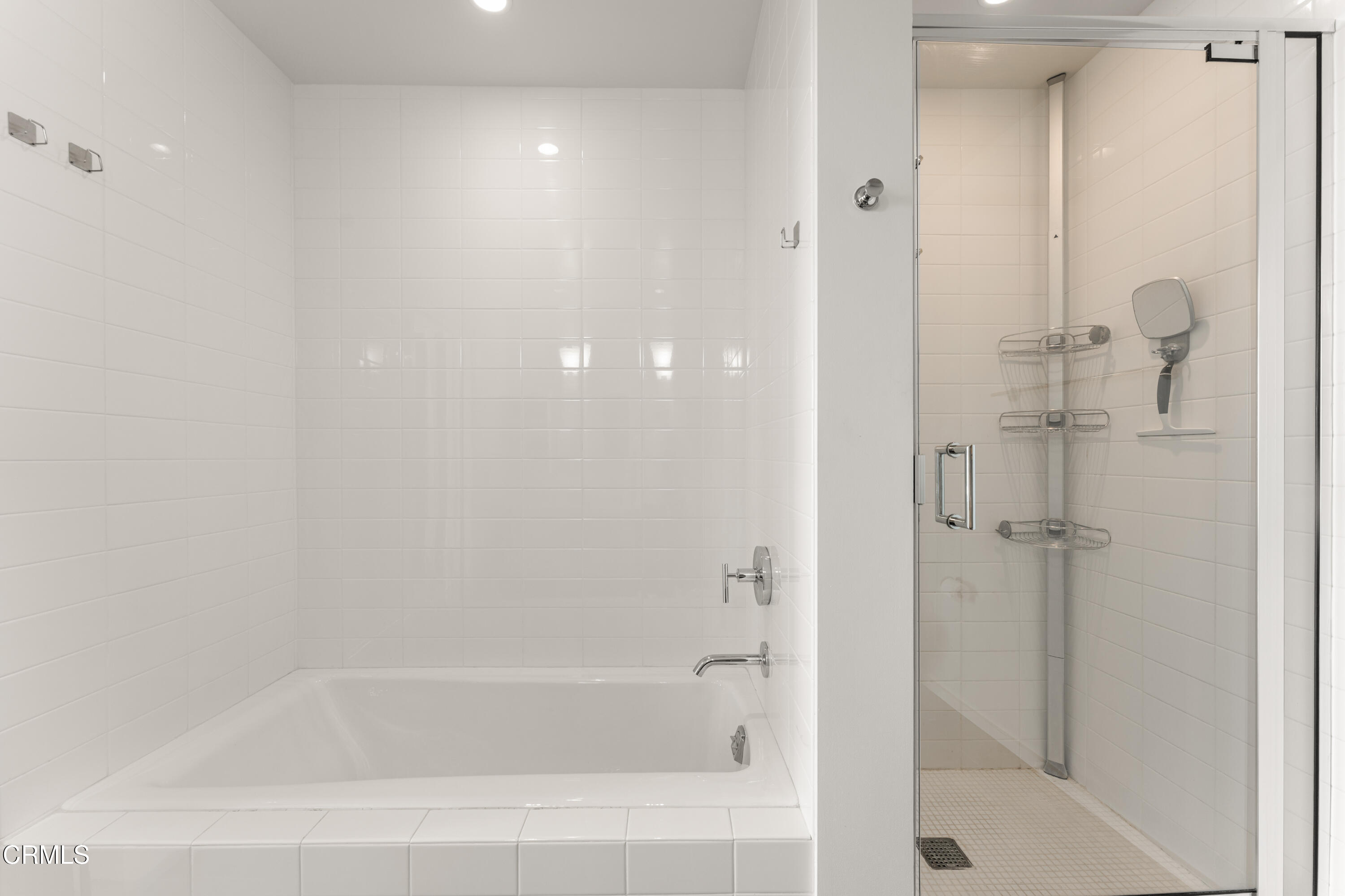 1155 South Grand Avenue, Unit 2106 Los Angeles, CA 90015 - Photo 27 of 51 a bathroom with a bathtub