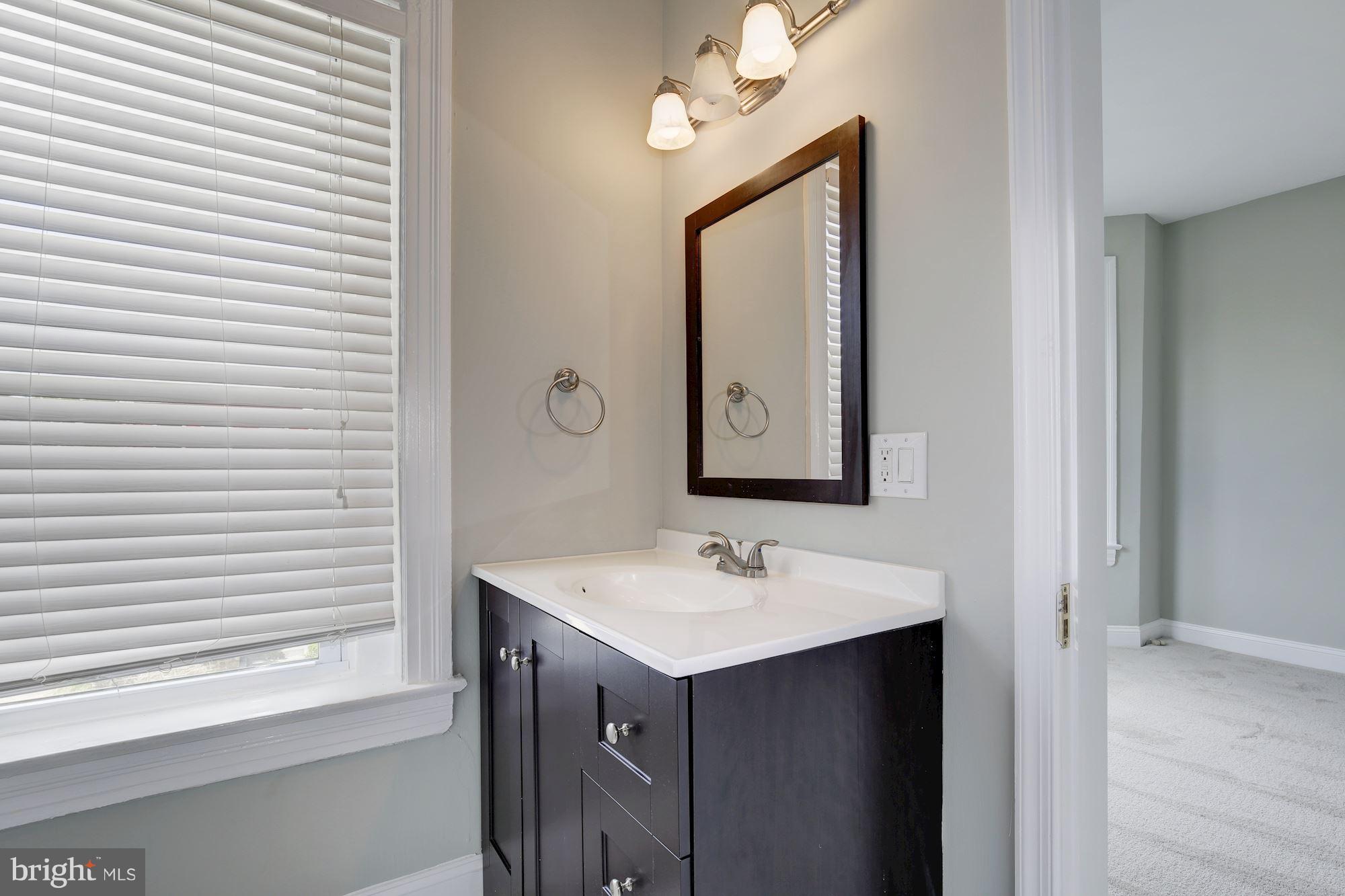664 Columbia Road Northwest Washington, DC 20001 - Photo 17 of 29 Bath (Master)