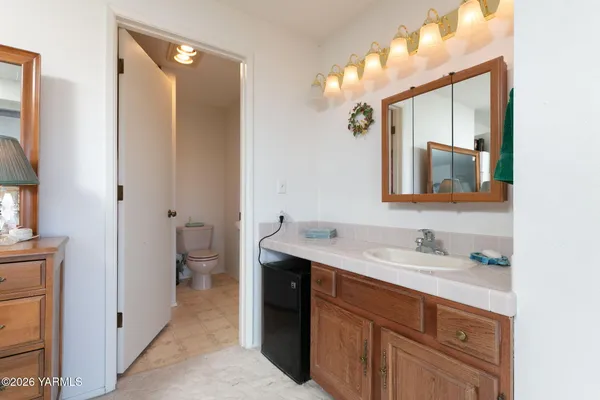 a en suite bathroom with a double vanity sink and a mirror