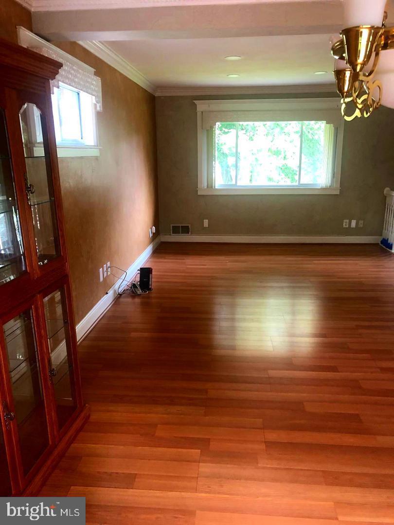 4011 Southend Road Rockville, MD 20853 - Photo 3 of 27 Living room