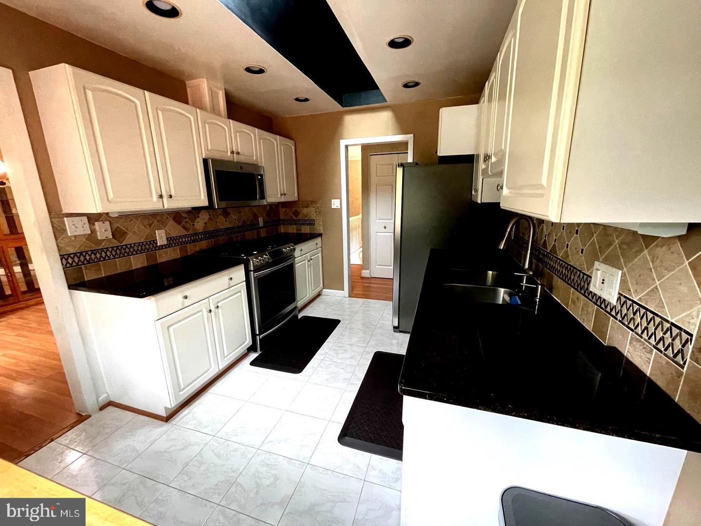 4011 Southend Road Rockville, MD 20853 - Photo 6 of 27 Kitechen granite countertop