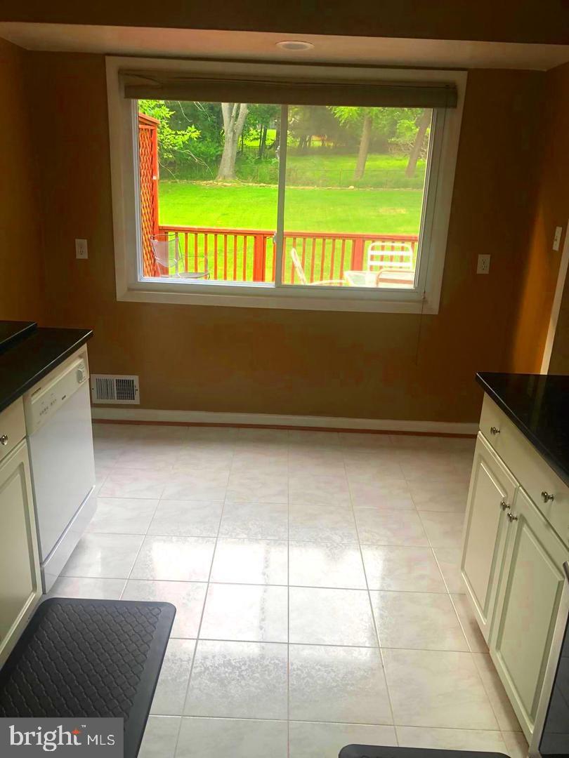4011 Southend Road Rockville, MD 20853 - Photo 10 of 27 Kitchen table space