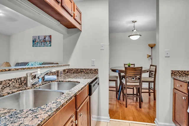 $2,100 | 2421 Beachview Drive, Unit B11, Ocean Springs, MS 39564