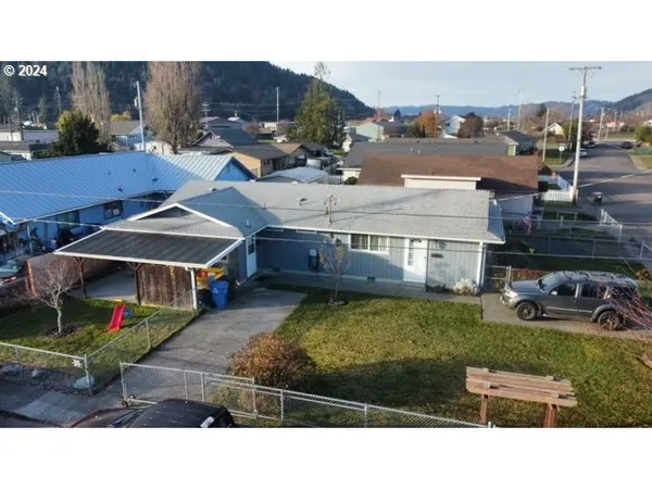 $425,000 | 907-909 Greenwood Avenue, Reedsport, OR 97467