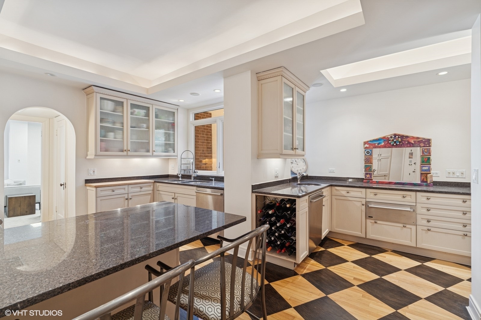 232 East Walton Place, Unit 4E Chicago, IL 60611 - Photo 15 of 32 a kitchen with a table chairs and stove