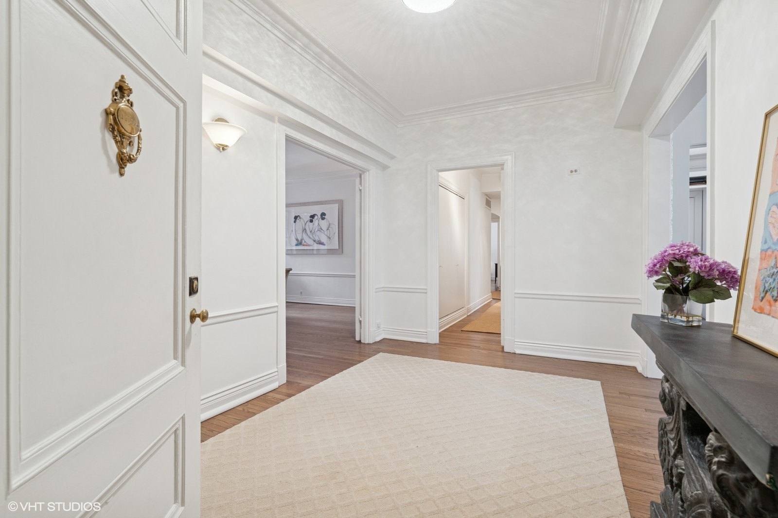 232 East Walton Place, Unit 4E Chicago, IL 60611 - Photo 6 of 32 a bedroom with a bed and a potted plant