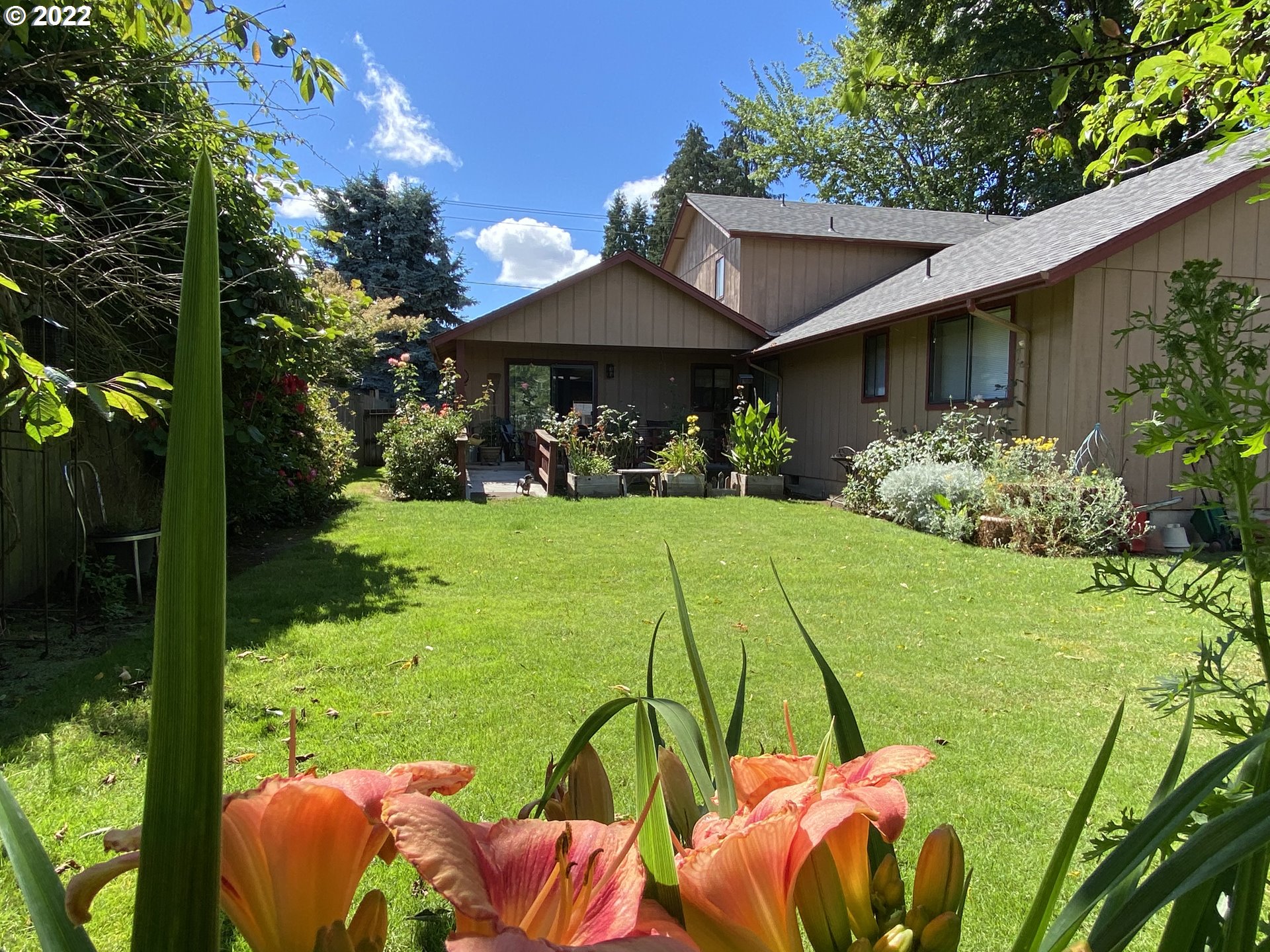 987 Arcadia Drive Eugene, OR 97401 - Photo 17 of 29 a view of a backyard with table and chairs potted plants and large tree
