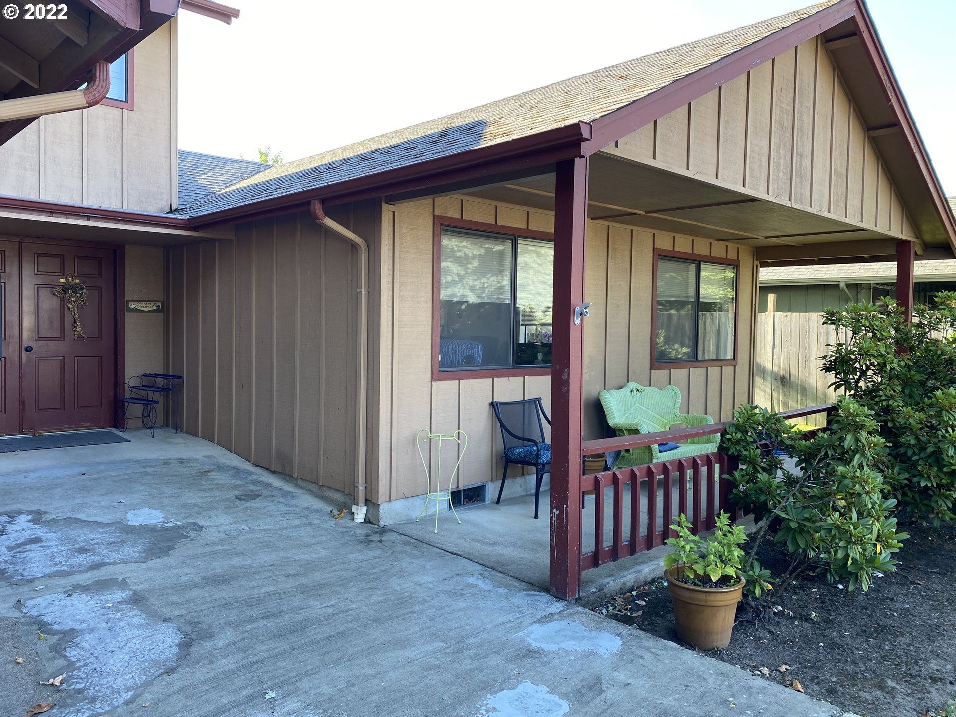 987 Arcadia Drive Eugene, OR 97401 - Photo 2 of 29 a front view of house with porch