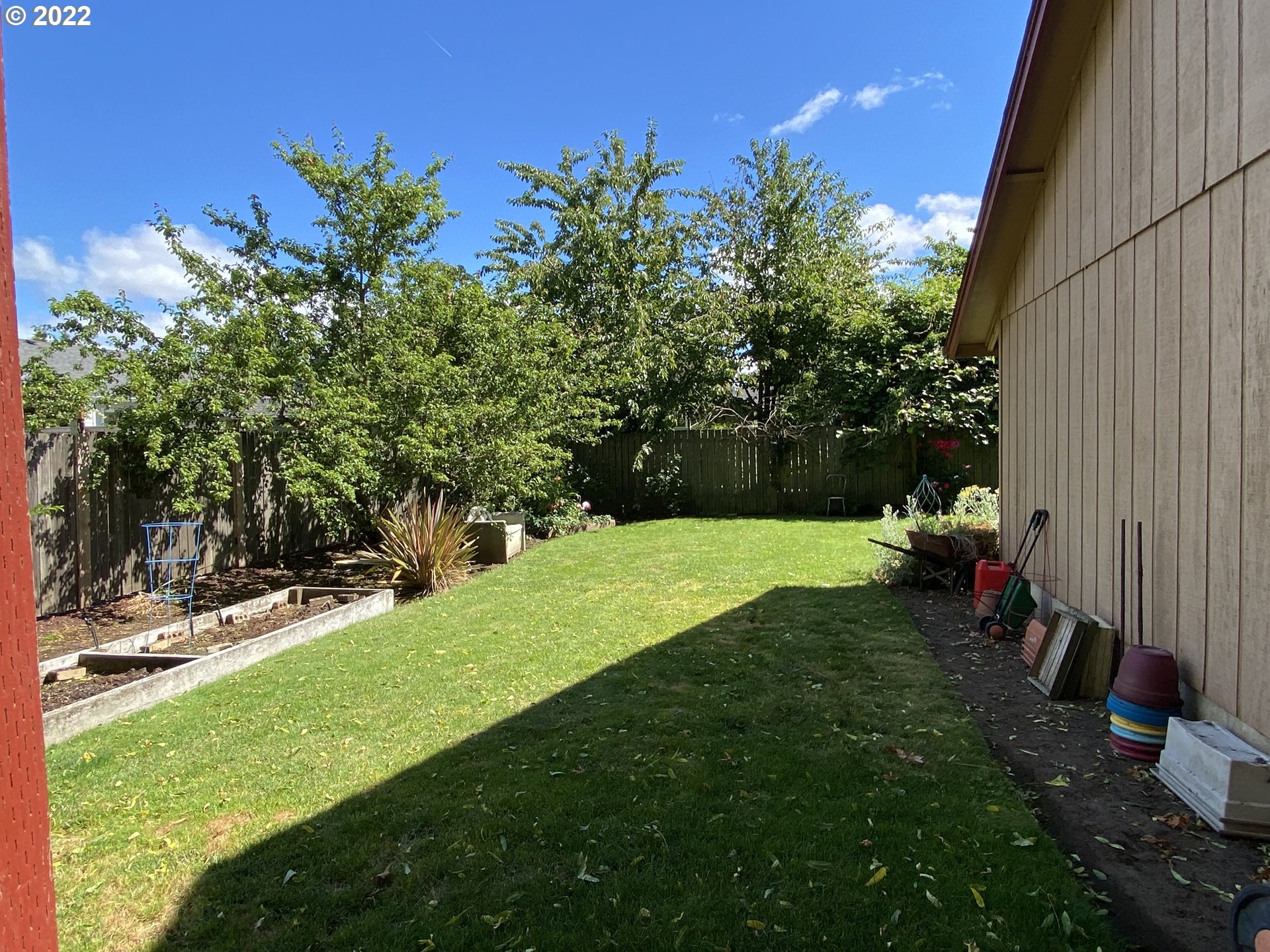 987 Arcadia Drive Eugene, OR 97401 - Photo 22 of 29 a view of yard with seating space