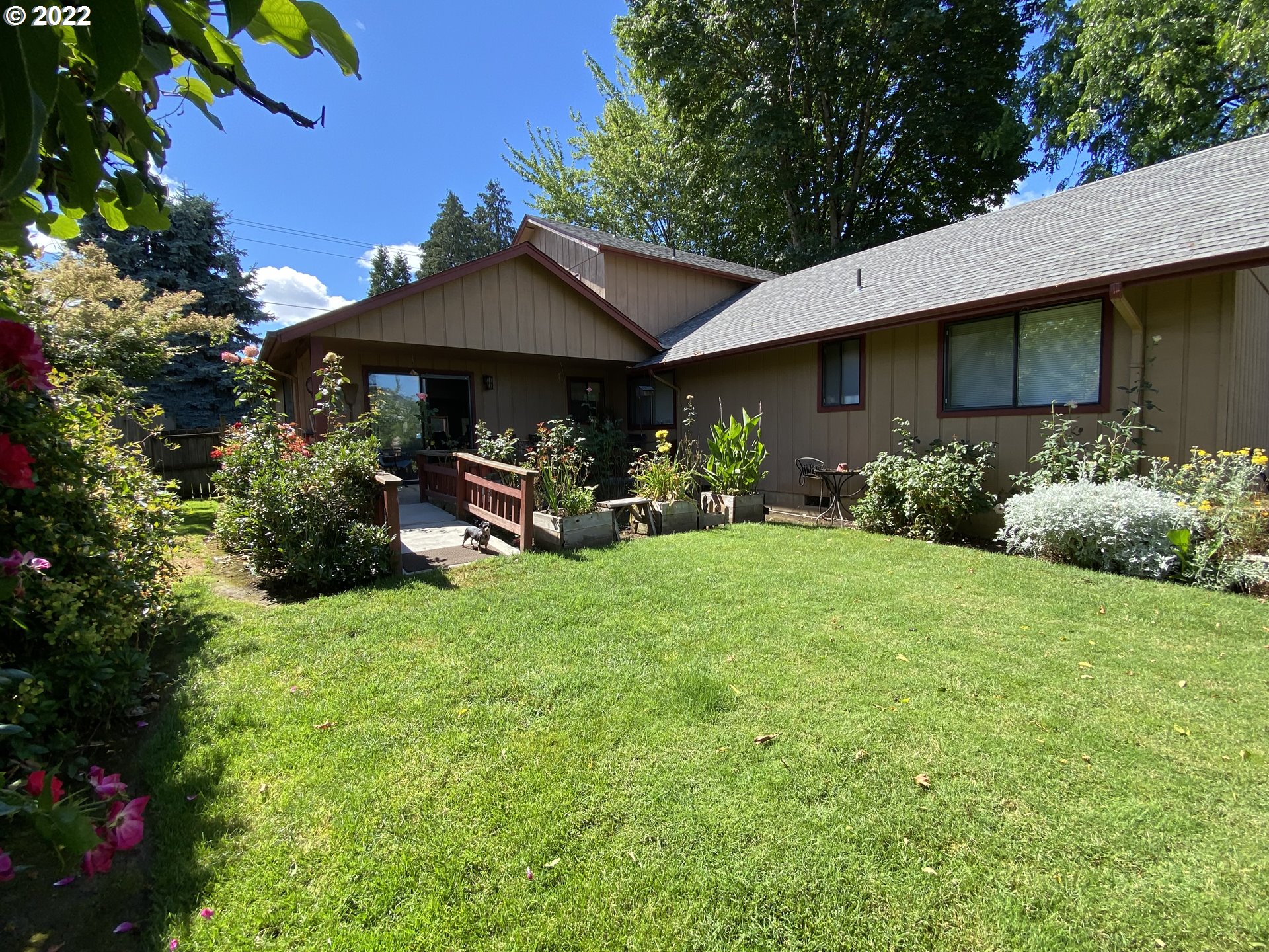987 Arcadia Drive Eugene, OR 97401 - Photo 24 of 29 a backyard of a house with table and chairs under an umbrella