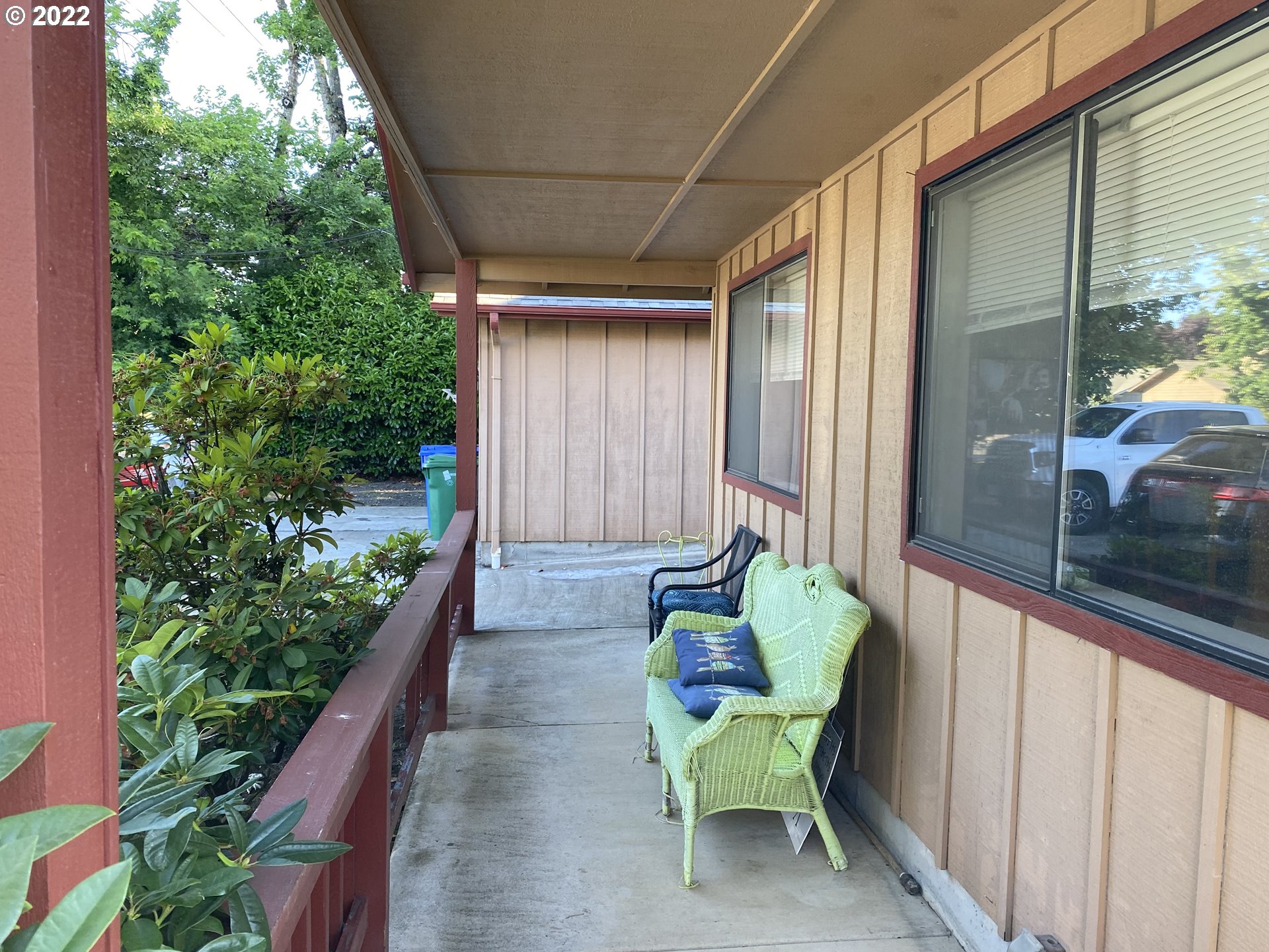 987 Arcadia Drive Eugene, OR 97401 - Photo 28 of 29 a view of a chair and tables in the balcony