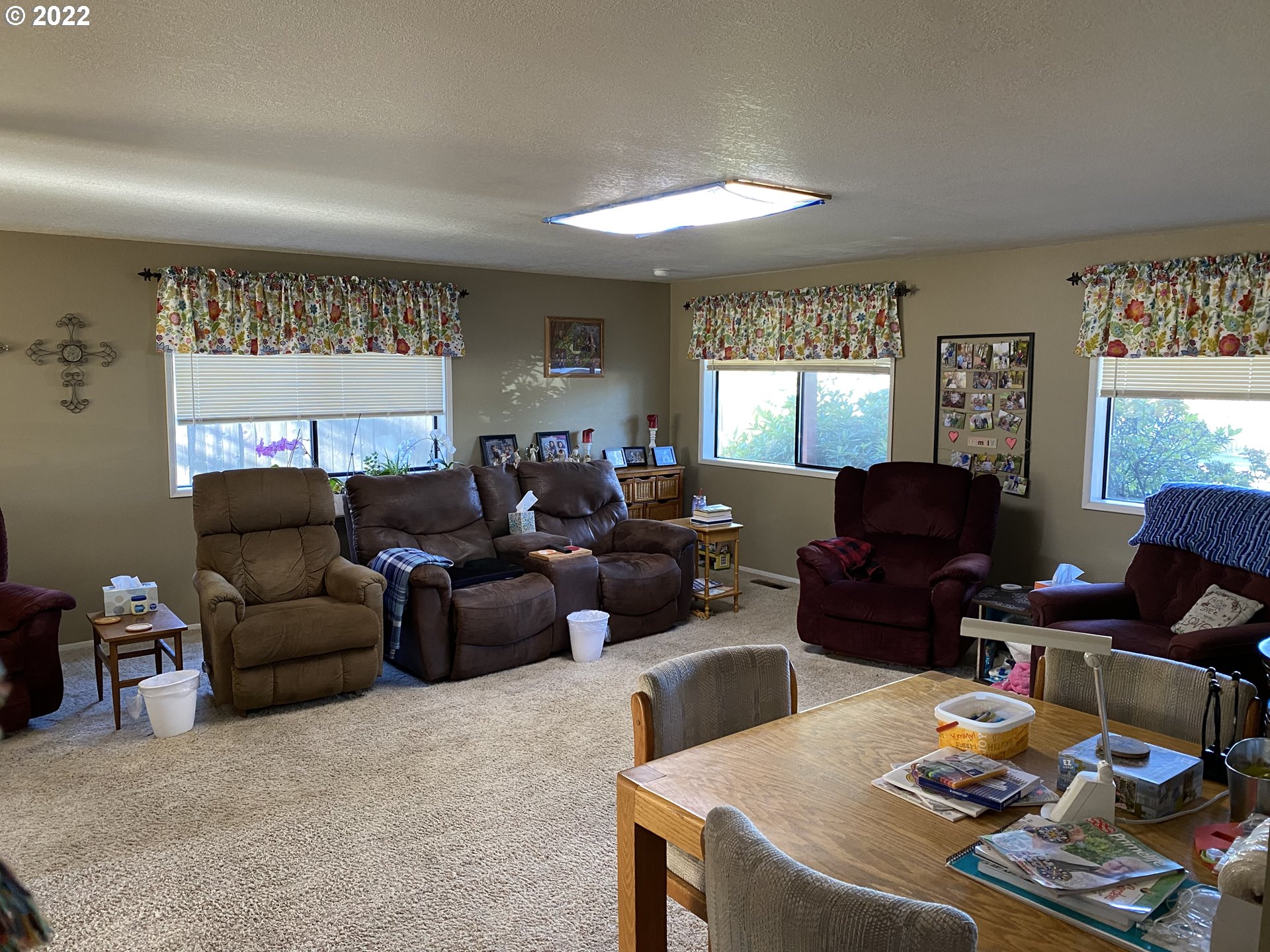 987 Arcadia Drive Eugene, OR 97401 - Photo 4 of 29 a living room with furniture and a large window