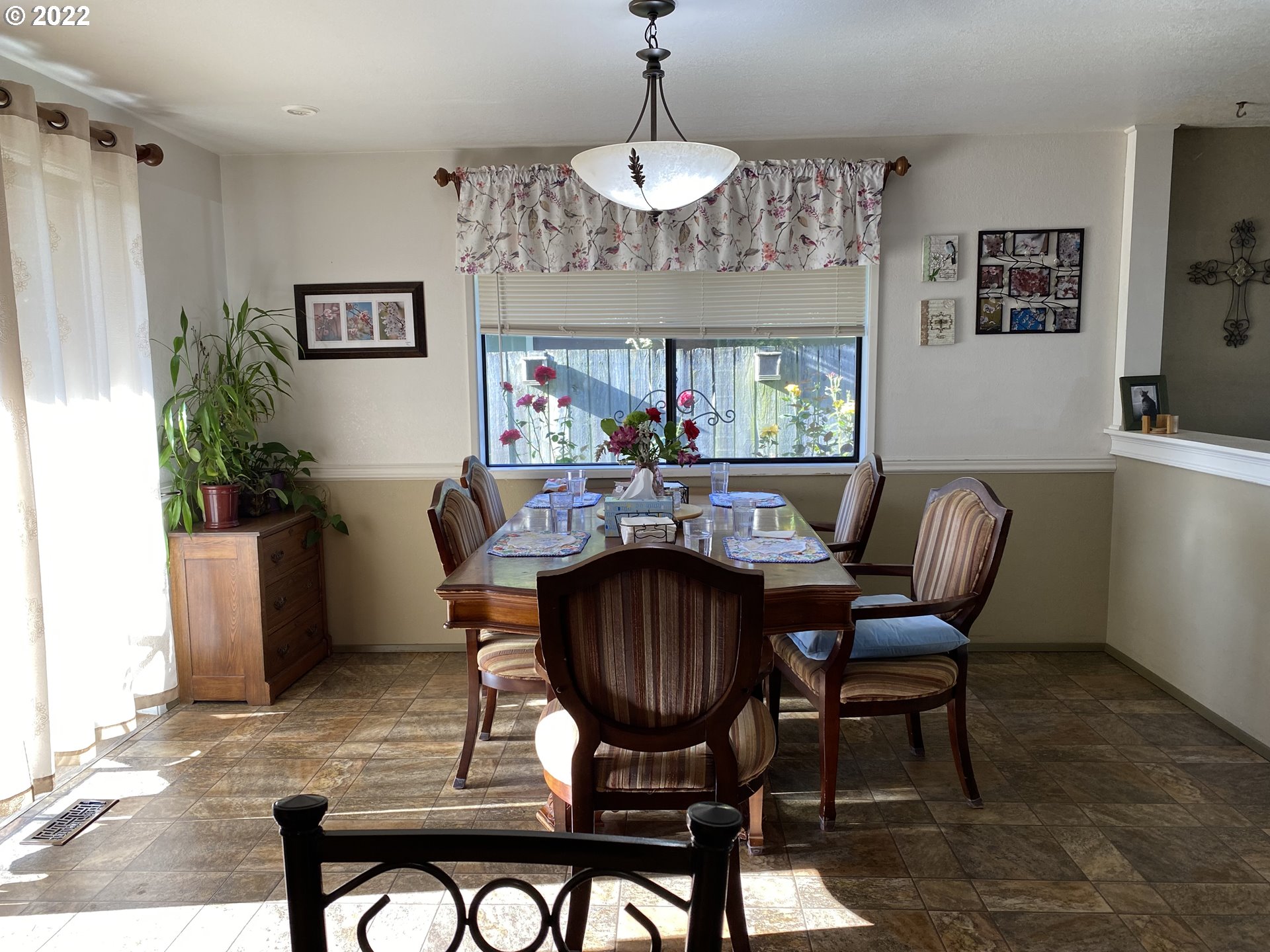 987 Arcadia Drive Eugene, OR 97401 - Photo 10 of 29 a view of a dining room with furniture window and wooden floor