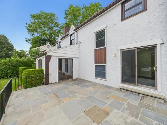 a view of a house with a porch and a yard