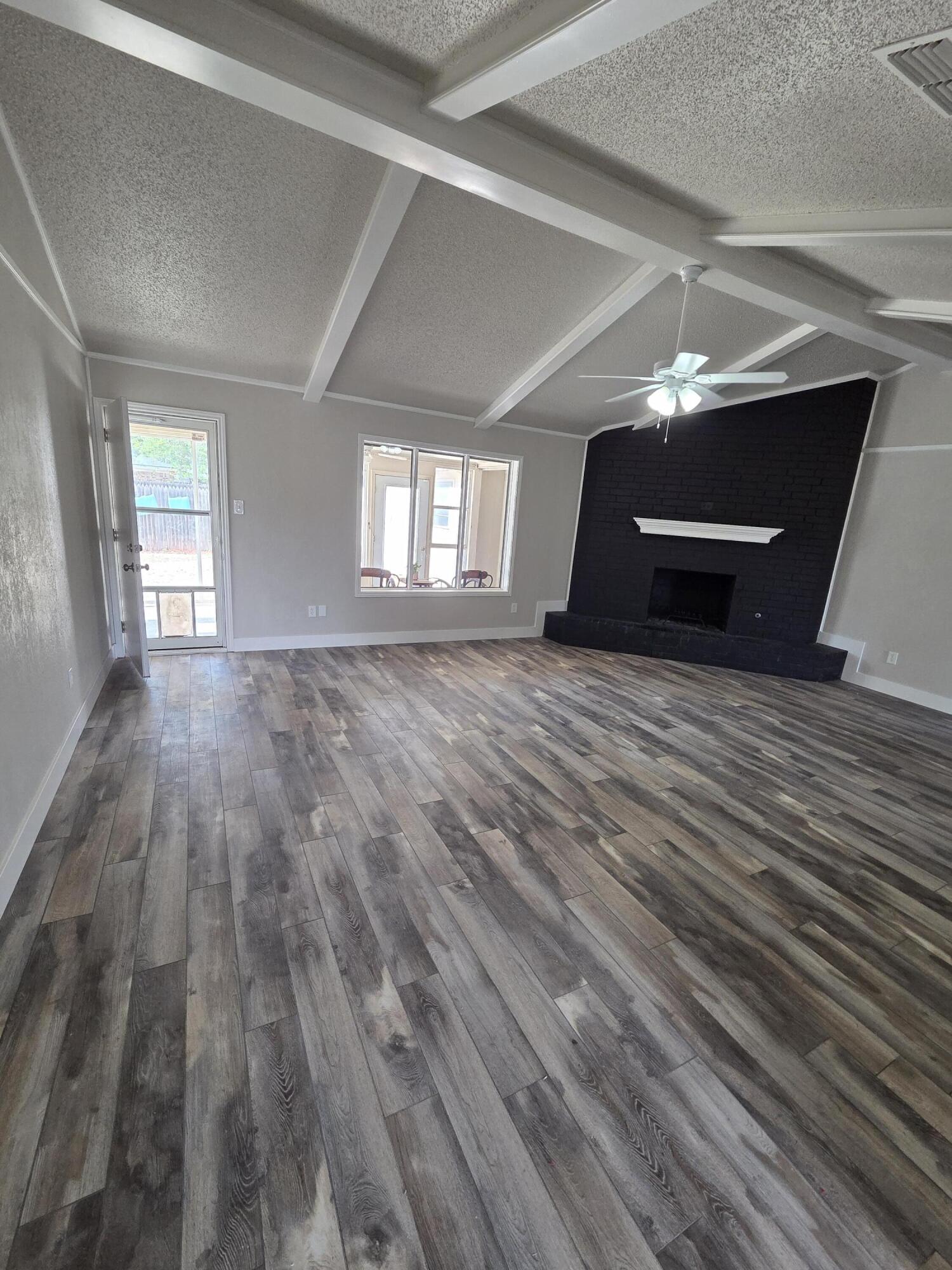 5224 73rd Street Lubbock, TX 79424 - Photo 3 of 18 Living room