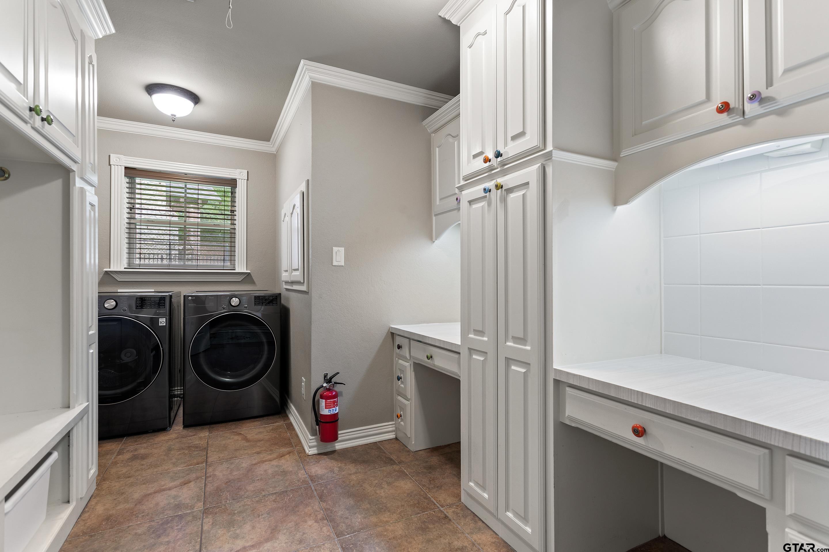 19678-c R 4125 C R 4125 Lindale, TX 75771 - Photo 32 of 48 a view of a storage & utility room with washer and dryer