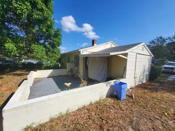 a view of backyard of the house
