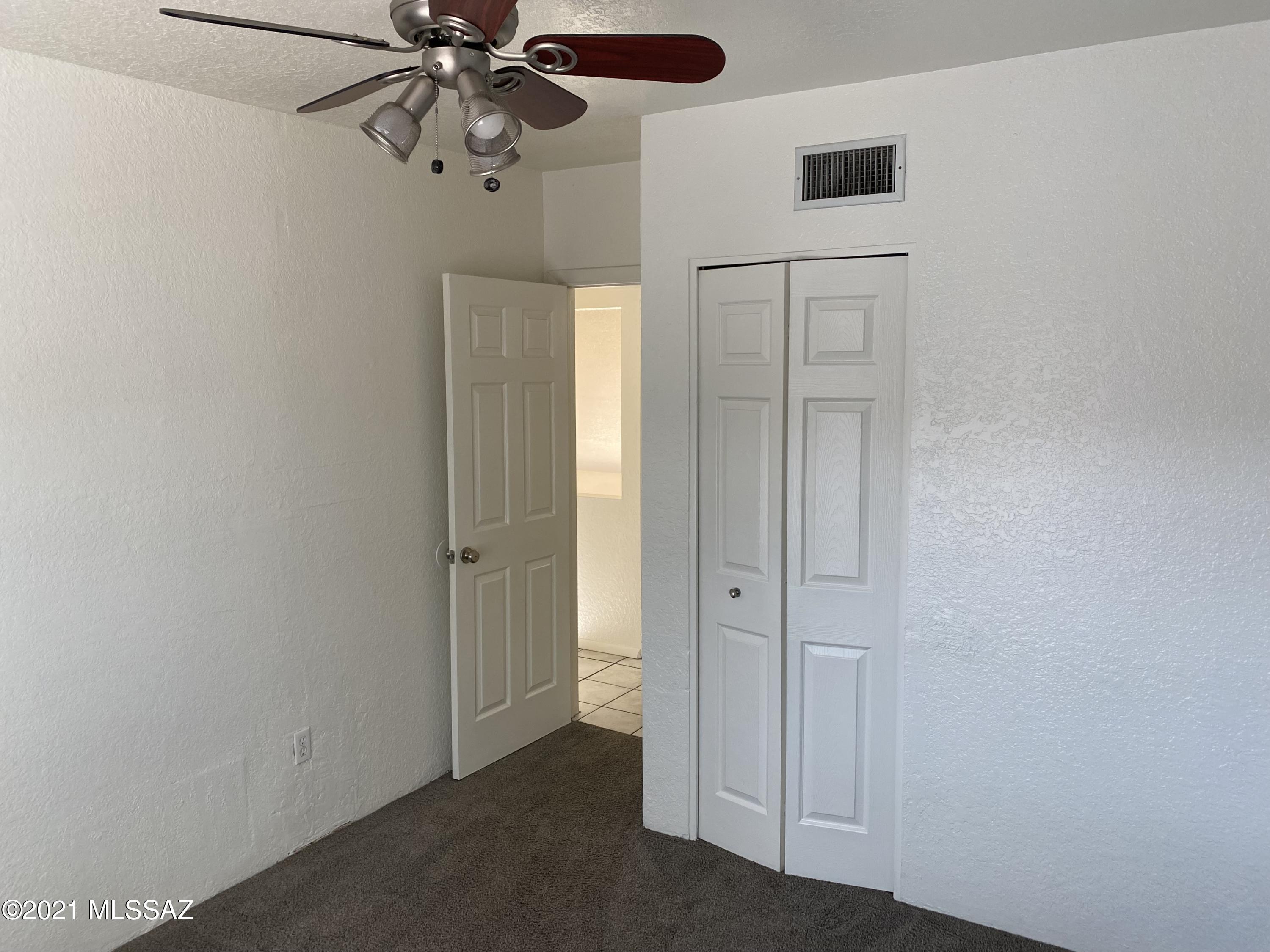 210 East Pastime Road Tucson, AZ 85705 - Photo 25 of 29 a view of a hallway with closet area